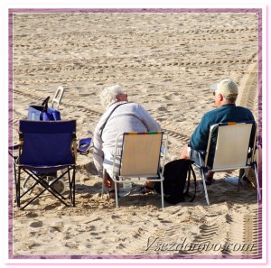 пожилые люди на пляже фото