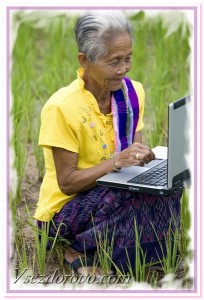 пожилая женщина работает на ноутбуке фото
