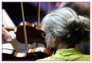 очень старая женщина играет на скрипке