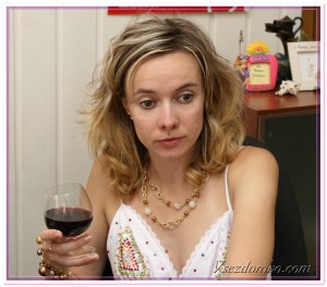 молодая девушка с бокалом красного вина фото
