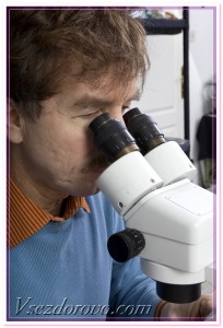мужчина с микроскопом фото