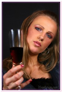 девушка с бокалом красного вина