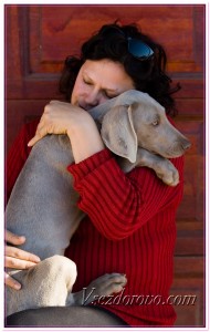 Женщина обнимает любимую собаку фото