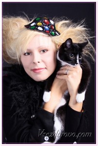 Радостная женщина с черно-белой кошкой фото