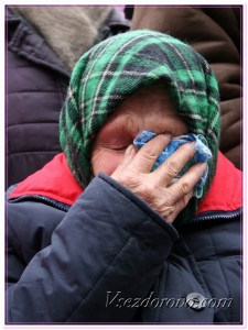 Старая женщина плачет фото