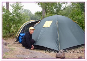 Пожилая женщина возле палатки фото