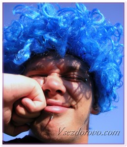 Мужчина с пирсингом в синем парике фото