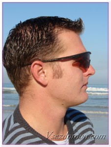 Мужчина в очках на пляже фото