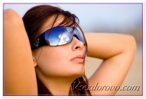 Девушка в солнцезащитных очках фото