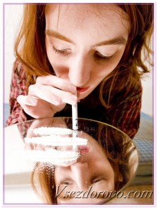 Молодая девушка нюхает кокаин фото