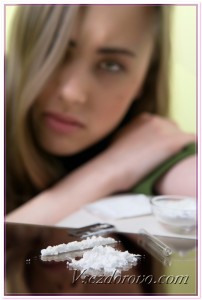 Молодая девушка и наркотик фото