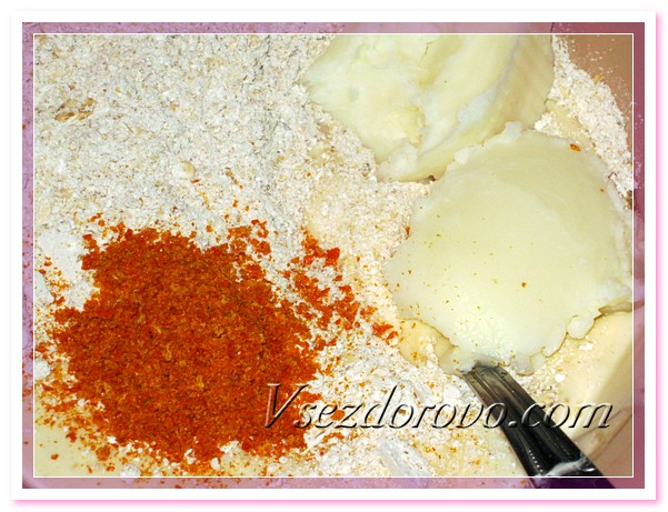 В теплую мыльную смесь добавляем часть молотых овсяных хлопьев, молотую цедру и масло кокоса