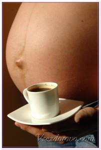 Беременная женщина с кофе фото