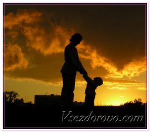 Мать и ребенок на фоне заката