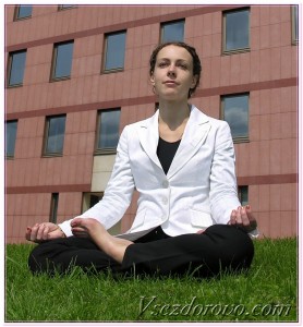 девушка медитирует в городе фото