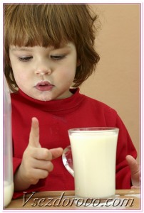 девчушка пьет молоко
