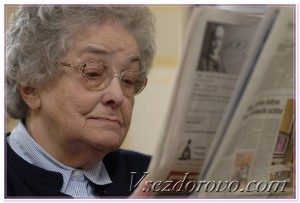 пожилая дама читает газету
