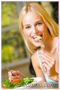 молодая девушка красивая ест салат