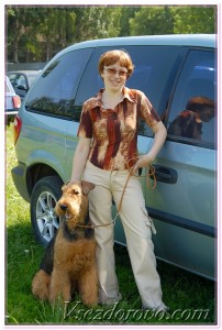 женщина с собакой возле минивена