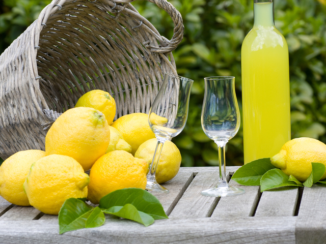 лимонад и лимоны