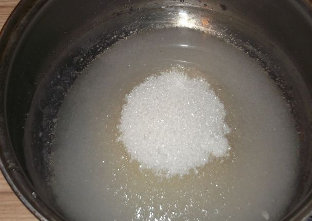сахар в кастрюле