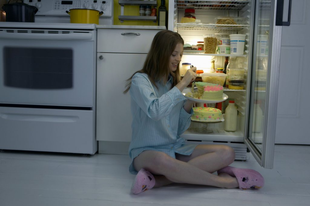Раздетая мамка у холодильника фото