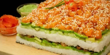 Салат «Суши» с красной рыбой для любителей японской кухни