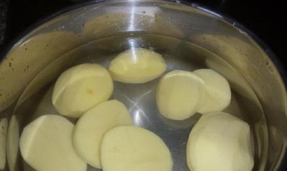 Тесто для вареников с картошкой без яиц. Ленивые вареники из картофельного пюре. Вареники из картофеля готовые. Ленивые вареники из картофеля. Щечки со взбитым картофелем.