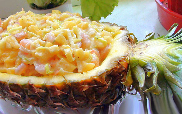 Самый вкусный салат с ананасами — рецепты слоями и классические