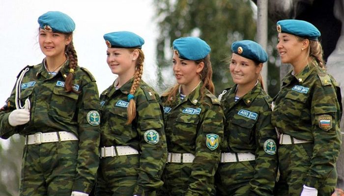 Поздравления на 23 февраля женщинам военнослужащим и медикам: красивые, прикольные с юмором и короткие