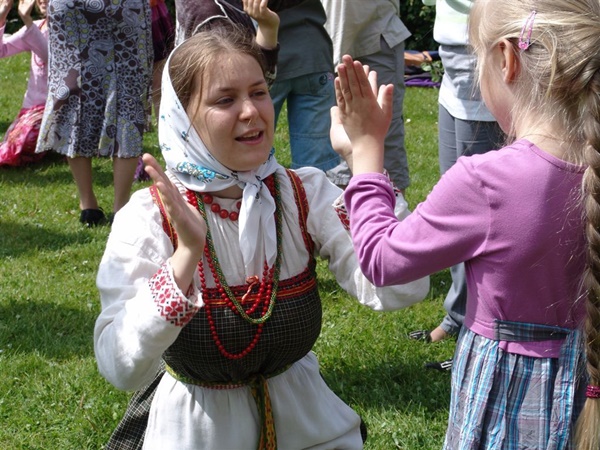 Песни на Троицу с нотами: тексты русские народные, христианские и традиционно-обрядовые для детей