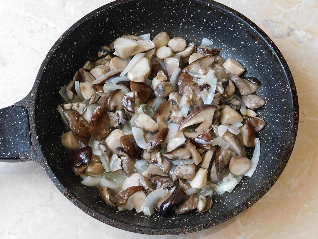 Свежие грибы на сковороде рецепт. Жареные грибы. Вареные грибы. Грибы жареные с луком. Белые грибы жареные.