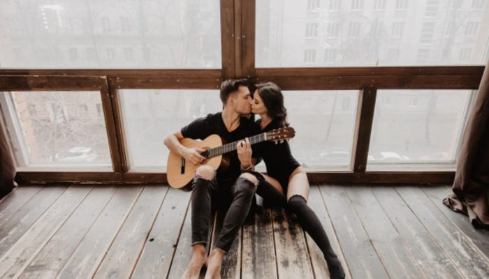 Романтика на струнах: 5 песен под гитару для вашей девушки