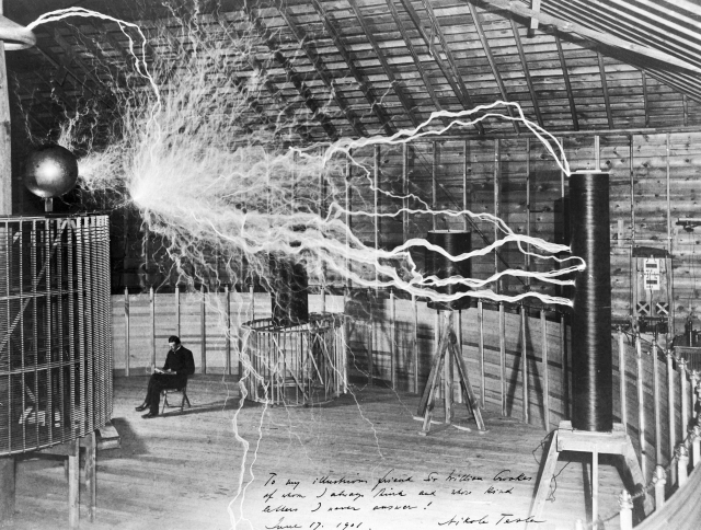 Никола Тесла в лаборатории в Колорадо-Спрингс. Начало 1900-х годов (фотография получена путём двойной экспозиции)