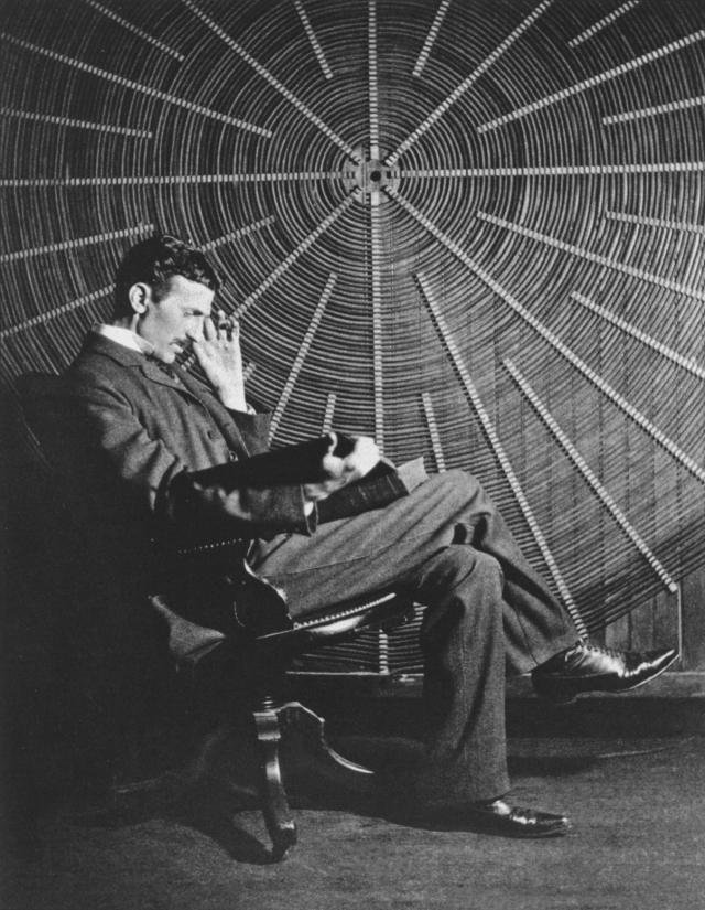 Тесла с «Теорией натуральной философии…» Руджера Бошковича на фоне катушки ВЧ трансформатора в своей лаборатории на Хаустон-стрит