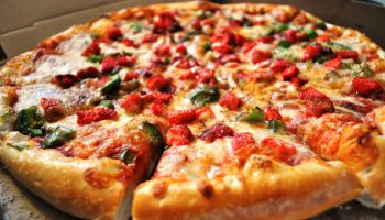 Пицца по-русски: сытная еда для голодного мужчины