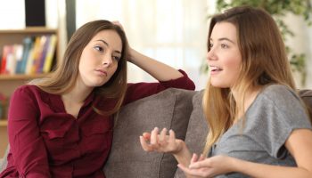 Выбраться из ловушки: 5 способов, как закончить разговор вежливо