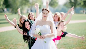 Сезон свадеб: как не затмить невесту и выглядеть стильно