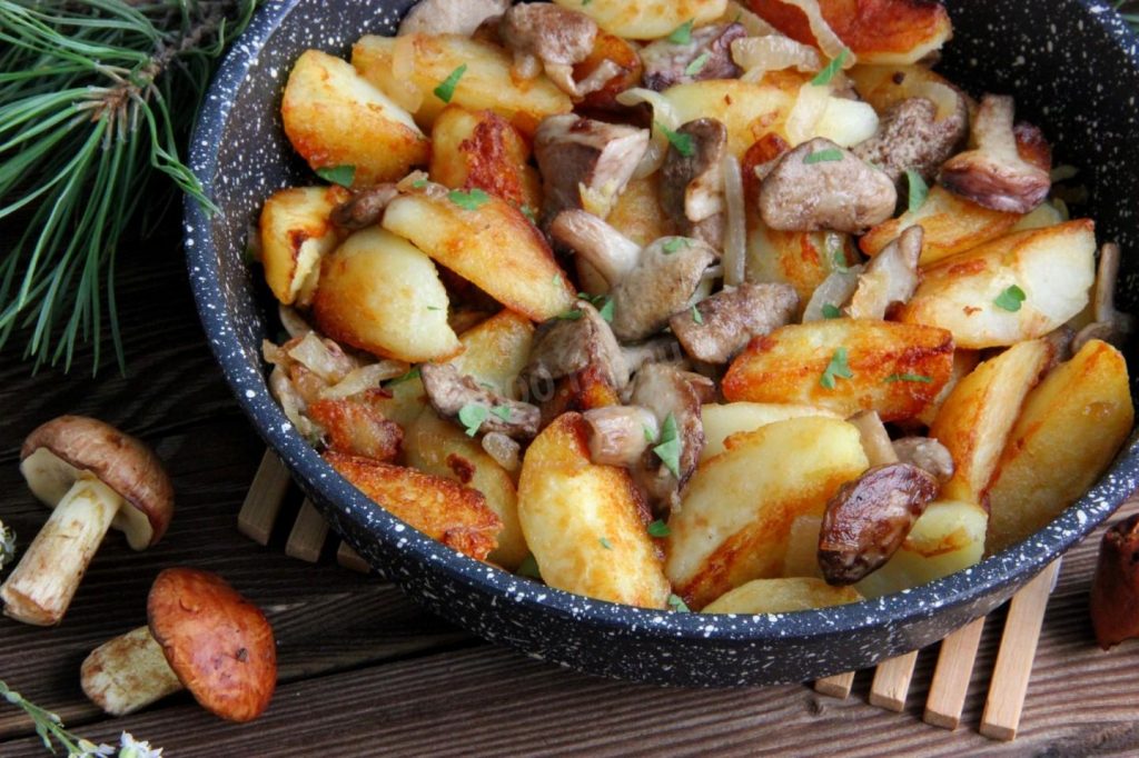 Раз грибок, два грибок: рецепт маслят с картофелем