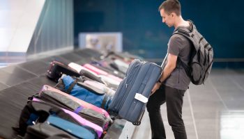 Замки и защитная лента: как сохранить в целости багаж при перелете
