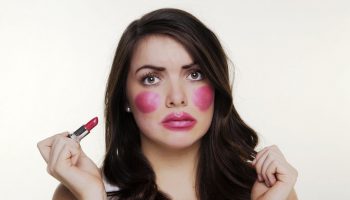 Как вернуть молодость женщине и не прибавить возраст девушке: секреты правильного макияжа