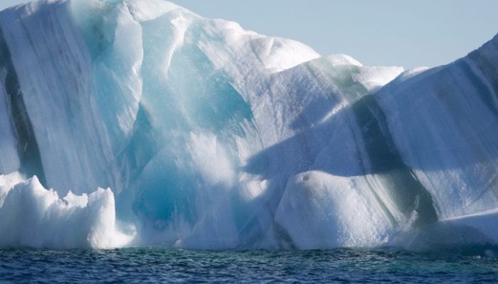 Интересные явления в природе: полосатые айсберги, молнии 300 дней в году и гигантские «трубы» в небе