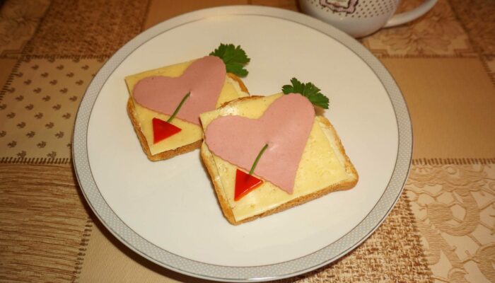 Бутерброды в форме сердца: на ужин ко Дню Влюбленных