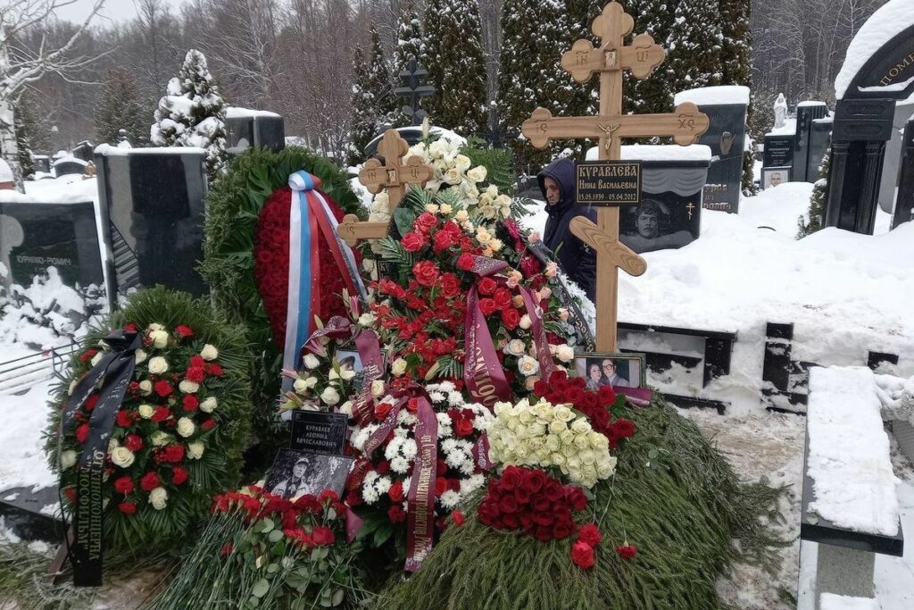 Почему не похоронен ширвиндт до сих пор. Троекуровское кладбище могилы. Могила Куравлева на Троекуровском кладбище памятник. Могила Куравлева на Троекуровском.
