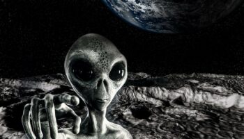 Захват Луны: Уфолог Уорринг обнаружил на Луне гигантский инопланетный корабль