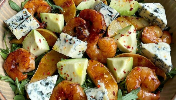 Теплый салат с грушей, креветками и сыром с голубой плесенью под медом: идеально для истинных гурманов