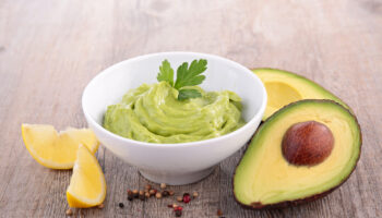 Зеленый и вкусный: рецепт соуса из авокадо